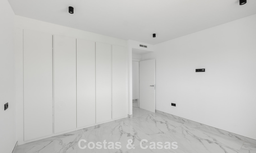 Villa moderne neuve avec vues panoramiques sur la mer à vendre dans un cadre naturel à l’est du centre de Marbella 797598