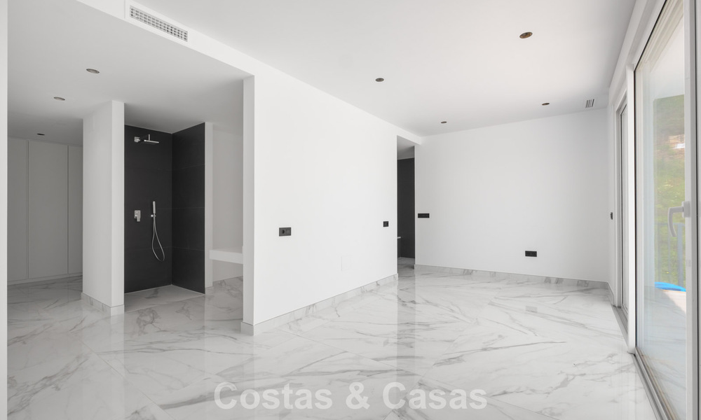 Villa moderne neuve avec vues panoramiques sur la mer à vendre dans un cadre naturel à l’est du centre de Marbella 797623