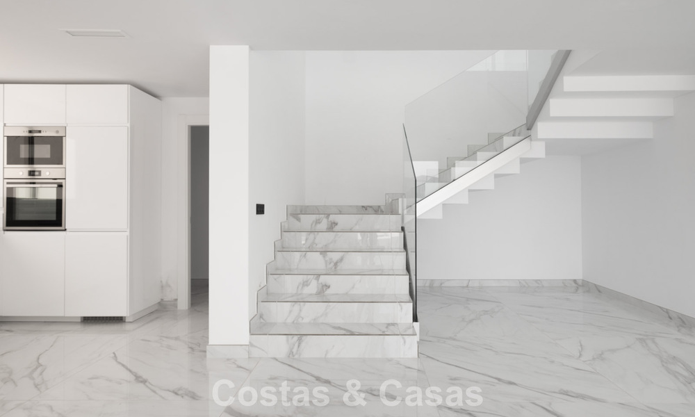 Villa moderne neuve avec vues panoramiques sur la mer à vendre dans un cadre naturel à l’est du centre de Marbella 797625