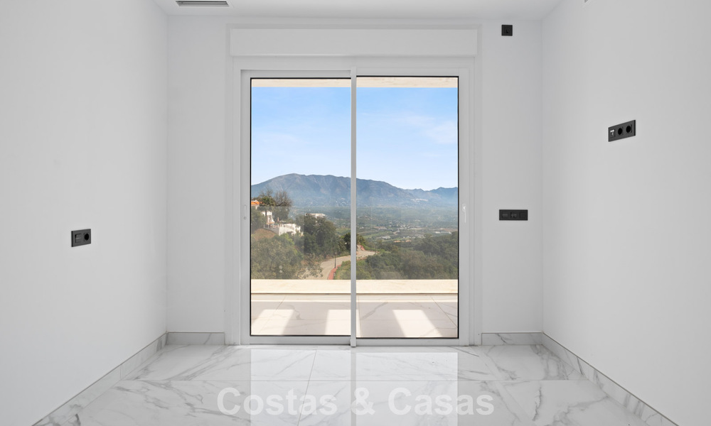 Villa moderne neuve avec vues panoramiques sur la mer à vendre dans un cadre naturel à l’est du centre de Marbella 797632