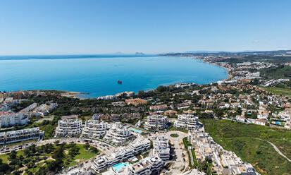 Penthouse de luxe moderne avec spacieuse terrasse sur le toit à vendre près du centre d’Estepona 797646