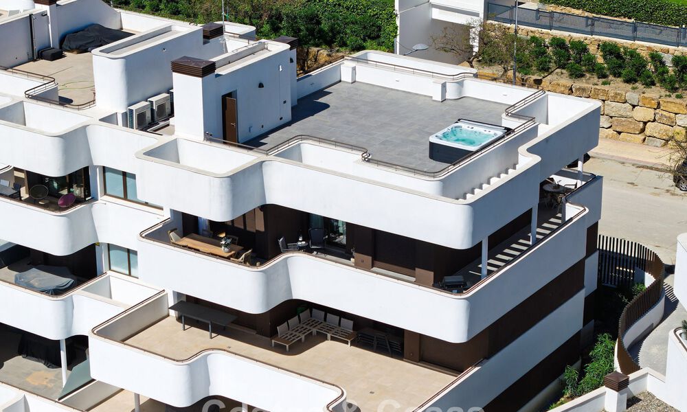 Penthouse de luxe moderne avec spacieuse terrasse sur le toit à vendre près du centre d’Estepona 797648