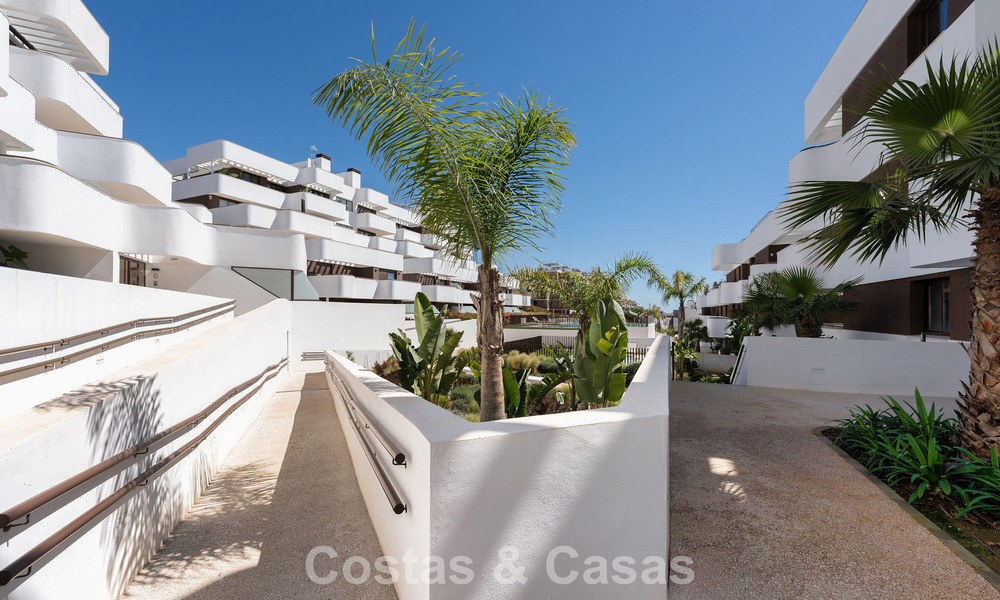 Penthouse de luxe moderne avec spacieuse terrasse sur le toit à vendre près du centre d’Estepona 797650