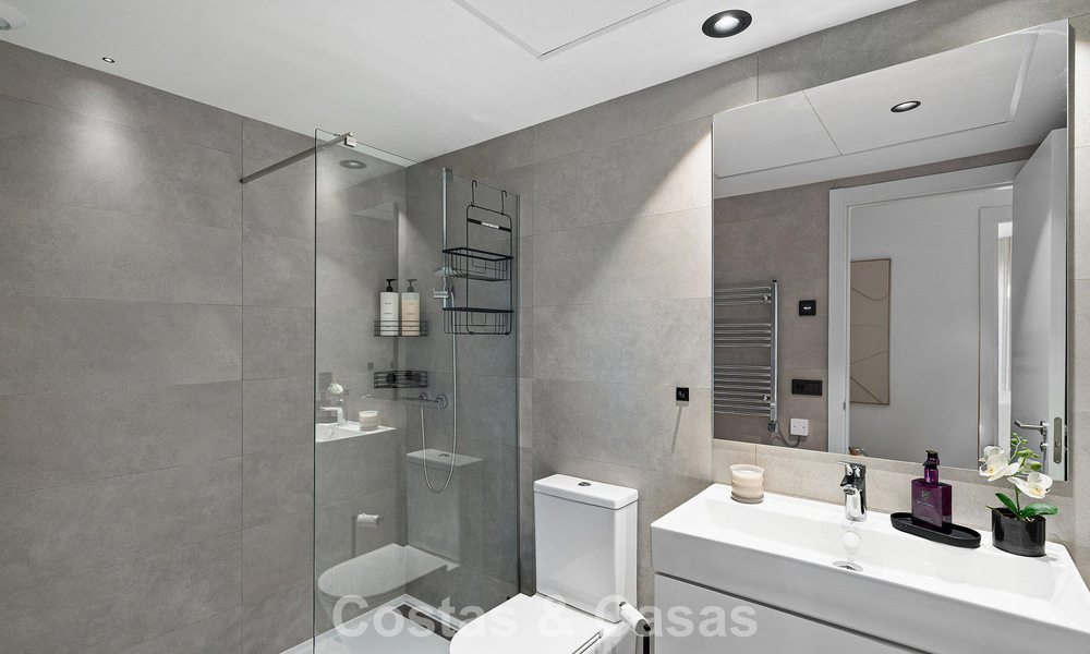 Penthouse de luxe moderne avec spacieuse terrasse sur le toit à vendre près du centre d’Estepona 797660