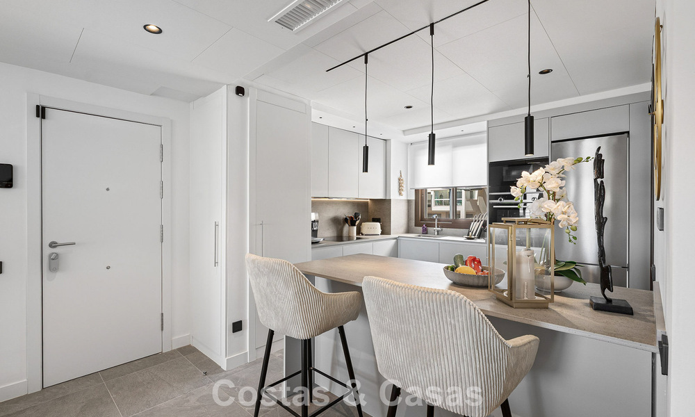Penthouse de luxe moderne avec spacieuse terrasse sur le toit à vendre près du centre d’Estepona 797666
