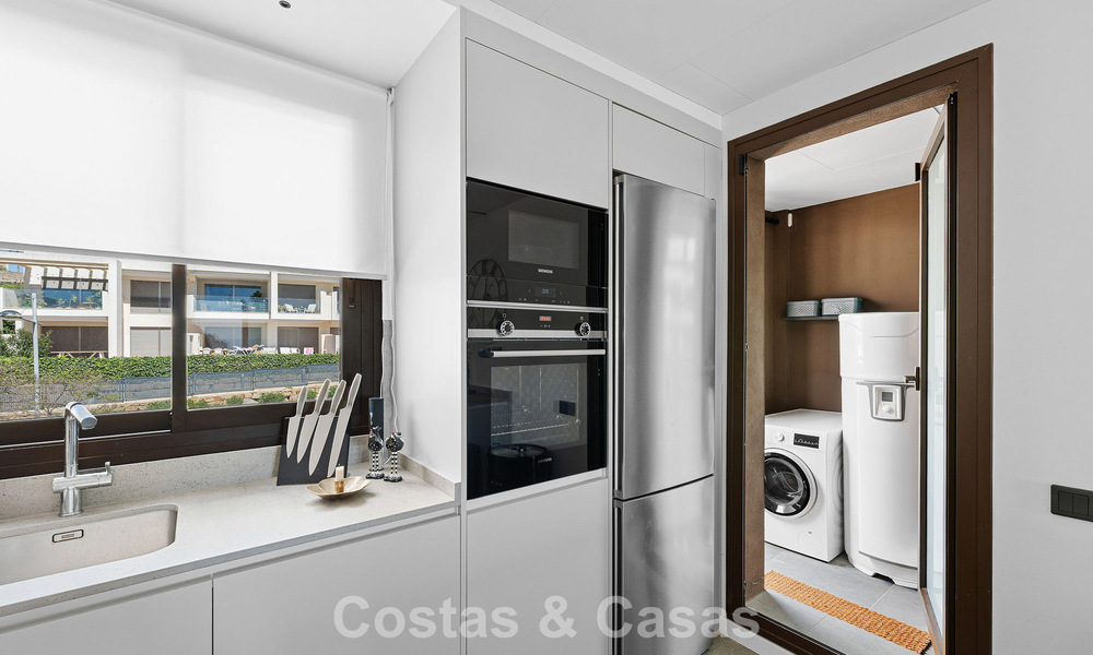 Penthouse de luxe moderne avec spacieuse terrasse sur le toit à vendre près du centre d’Estepona 797668