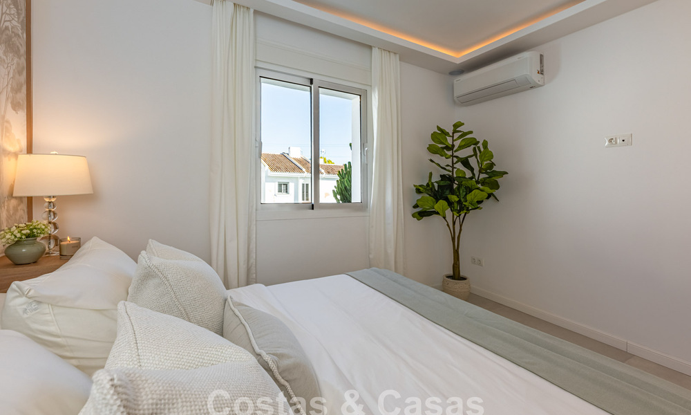 Maison de ville rénovée moderne à vendre, entourée de parcours de golf à Nueva Andalucía, Marbella 797914