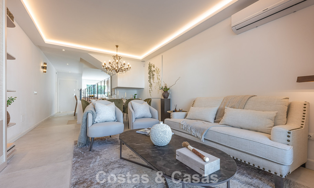 Maison de ville rénovée moderne à vendre, entourée de parcours de golf à Nueva Andalucía, Marbella 797922