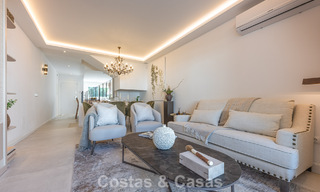 Maison de ville rénovée moderne à vendre, entourée de parcours de golf à Nueva Andalucía, Marbella 797922 