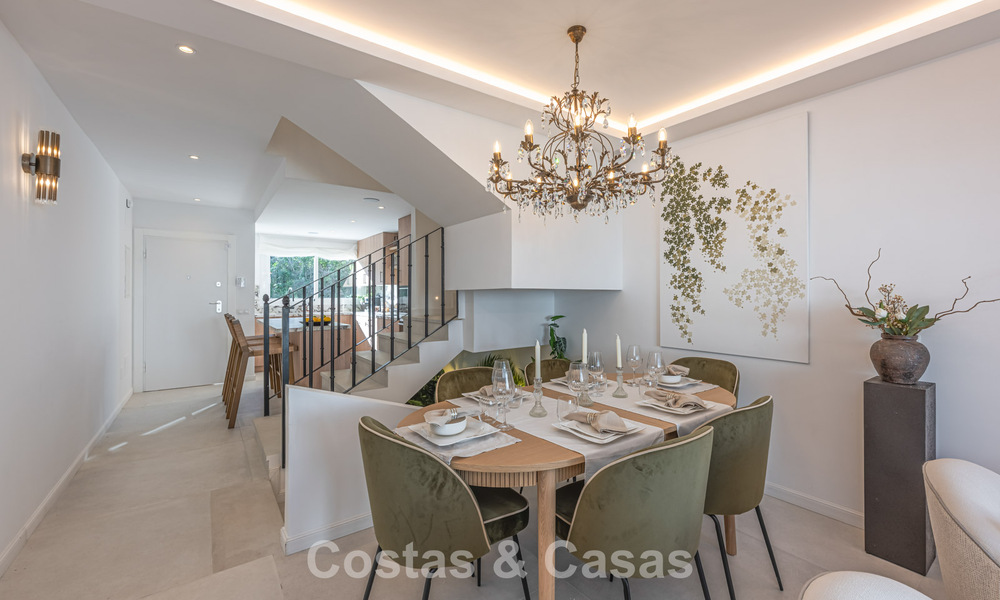 Maison de ville rénovée moderne à vendre, entourée de parcours de golf à Nueva Andalucía, Marbella 797924
