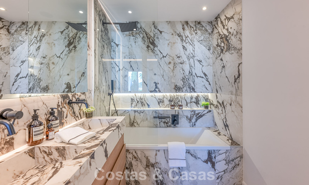Maison de ville rénovée moderne à vendre, entourée de parcours de golf à Nueva Andalucía, Marbella 797926