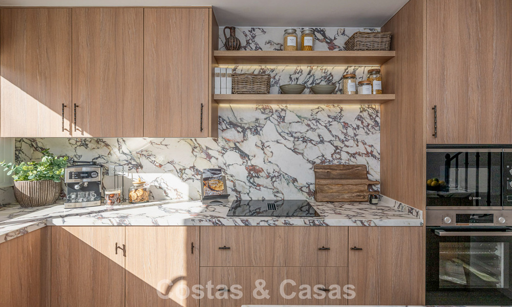 Maison de ville rénovée moderne à vendre, entourée de parcours de golf à Nueva Andalucía, Marbella 797929