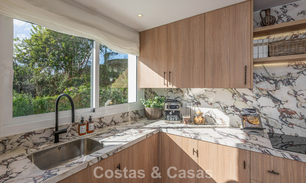Maison de ville rénovée moderne à vendre, entourée de parcours de golf à Nueva Andalucía, Marbella 797930