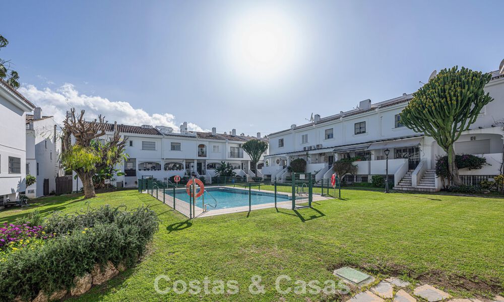 Maison de ville rénovée moderne à vendre, entourée de parcours de golf à Nueva Andalucía, Marbella 797931