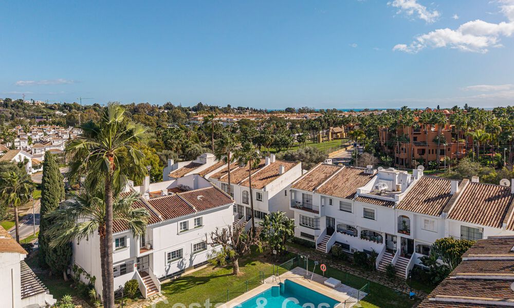 Maison de ville rénovée moderne à vendre, entourée de parcours de golf à Nueva Andalucía, Marbella 797932