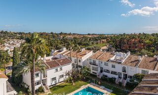 Maison de ville rénovée moderne à vendre, entourée de parcours de golf à Nueva Andalucía, Marbella 797932 