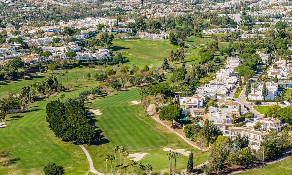 Maison de ville rénovée moderne à vendre, entourée de parcours de golf à Nueva Andalucía, Marbella 797933