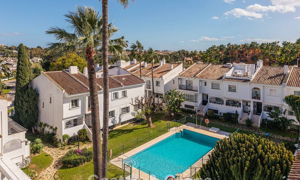 Maison de ville rénovée moderne à vendre, entourée de parcours de golf à Nueva Andalucía, Marbella 797934