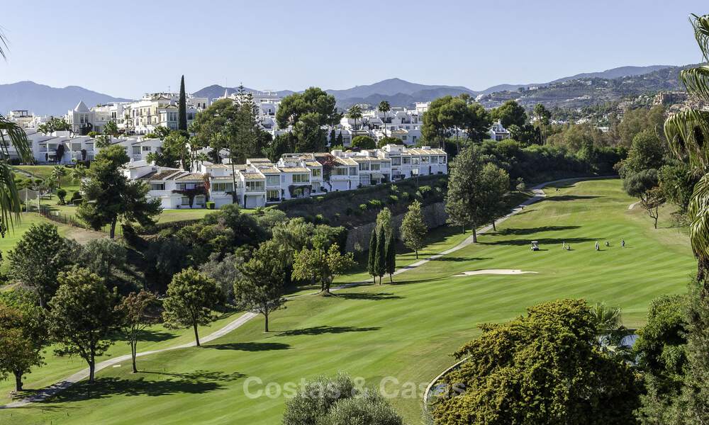 Maison de ville rénovée moderne à vendre, entourée de parcours de golf à Nueva Andalucía, Marbella 798050