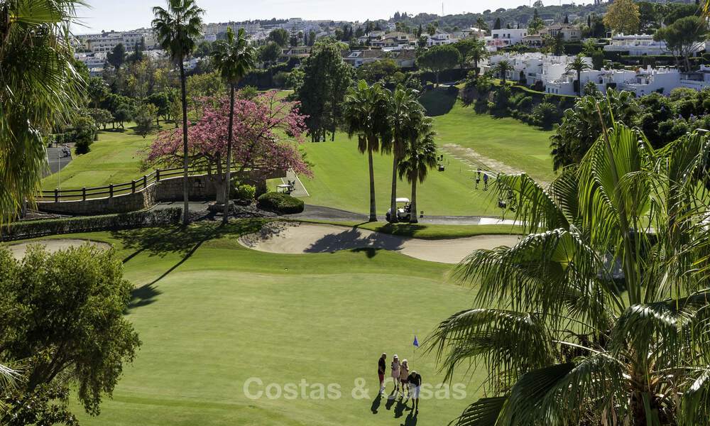 Maison de ville rénovée moderne à vendre, entourée de parcours de golf à Nueva Andalucía, Marbella 798051