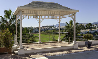 Maison de ville rénovée moderne à vendre, entourée de parcours de golf à Nueva Andalucía, Marbella 798052 