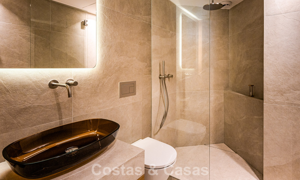 Élégant appartement modernisé à vendre, première ligne Aloha Golf à Nueva Andalucía, Marbella 798768