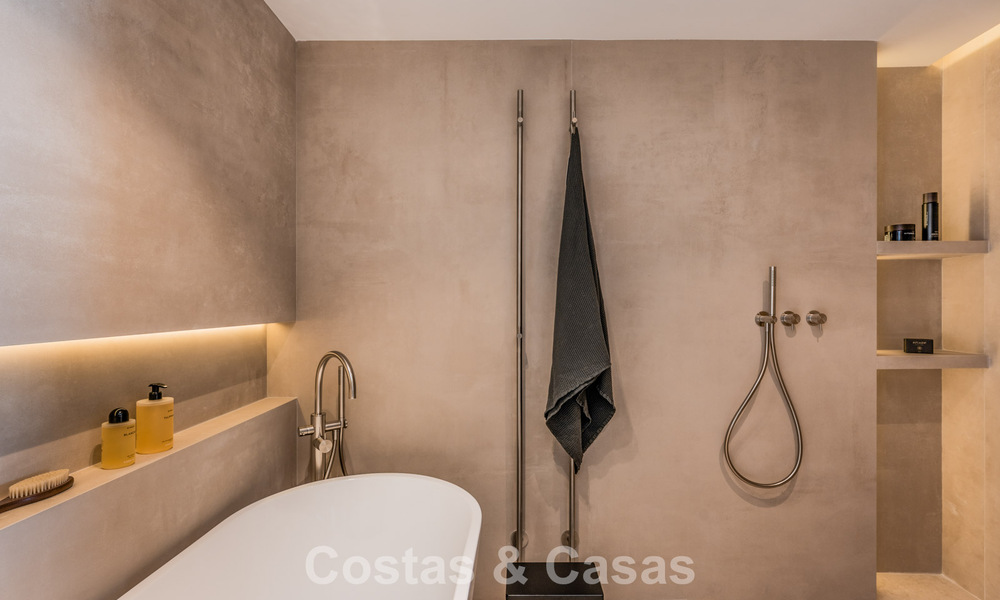 Élégant appartement modernisé à vendre, première ligne Aloha Golf à Nueva Andalucía, Marbella 798772