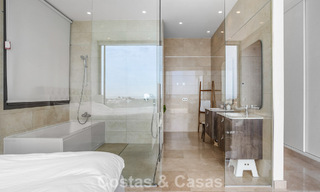 Villa contemporaine avec vues panoramiques sur la mer à vendre dans un prestigieux quartier de golf à Marbella - Benahavís 798854 