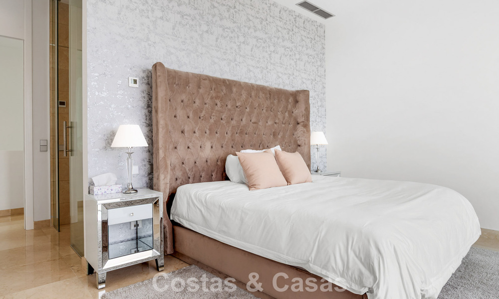 Villa contemporaine avec vues panoramiques sur la mer à vendre dans un prestigieux quartier de golf à Marbella - Benahavís 798857