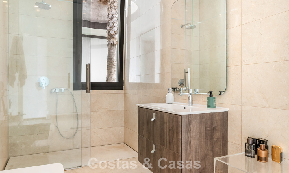 Villa contemporaine avec vues panoramiques sur la mer à vendre dans un prestigieux quartier de golf à Marbella - Benahavís 798858