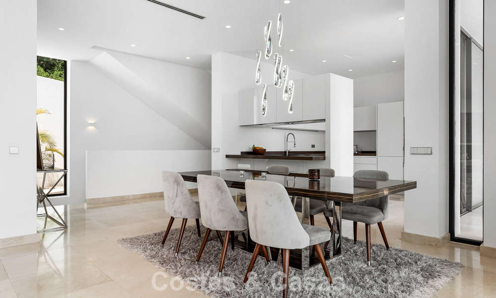 Villa contemporaine avec vues panoramiques sur la mer à vendre dans un prestigieux quartier de golf à Marbella - Benahavís 798863