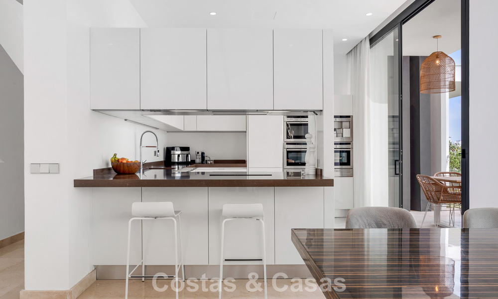 Villa contemporaine avec vues panoramiques sur la mer à vendre dans un prestigieux quartier de golf à Marbella - Benahavís 798864