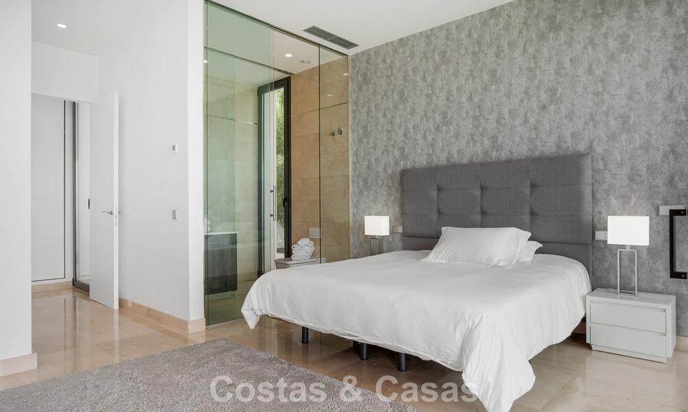 Villa contemporaine avec vues panoramiques sur la mer à vendre dans un prestigieux quartier de golf à Marbella - Benahavís 798869
