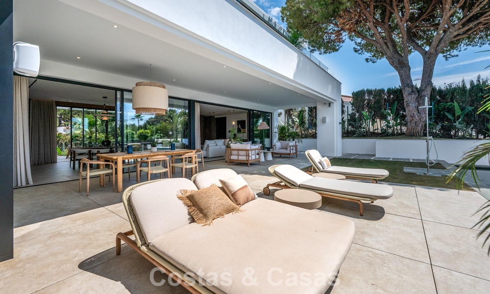 Villa haut de gamme en bord de plage avec toit-terrasse et jacuzzi avec vue sur la mer à vendre à l’est du centre de Marbella 799186