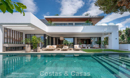 Villa haut de gamme en bord de plage avec toit-terrasse et jacuzzi avec vue sur la mer à vendre à l’est du centre de Marbella 799187