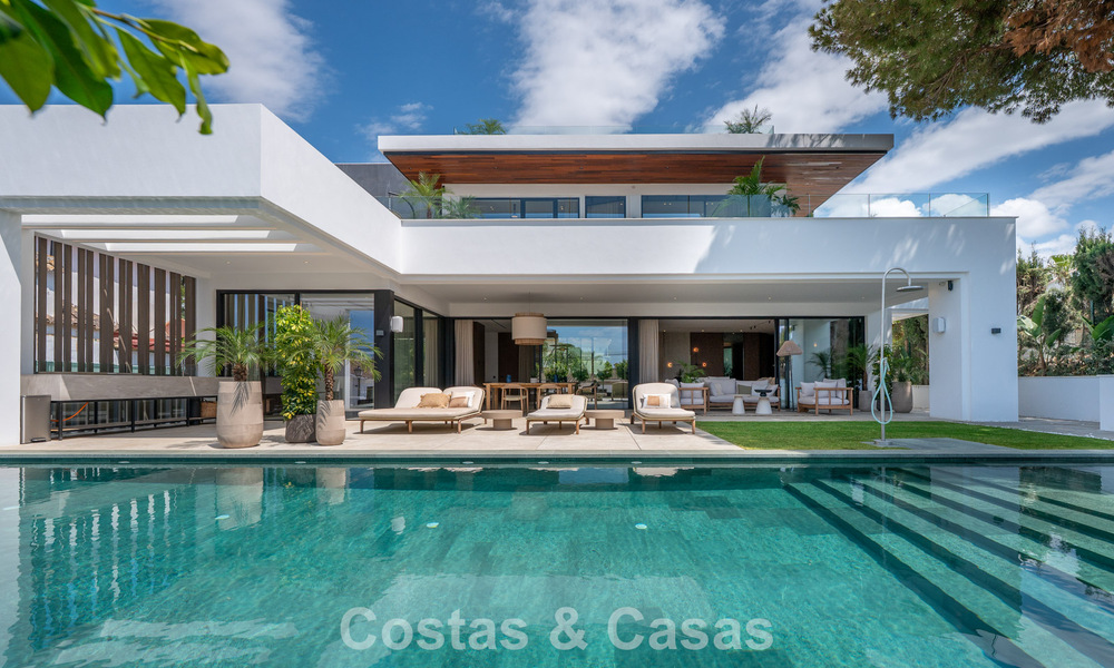 Villa haut de gamme en bord de plage avec toit-terrasse et jacuzzi avec vue sur la mer à vendre à l’est du centre de Marbella 799187