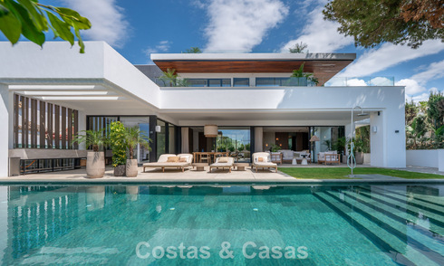 Villa haut de gamme en bord de plage avec toit-terrasse et jacuzzi avec vue sur la mer à vendre à l’est du centre de Marbella 799187