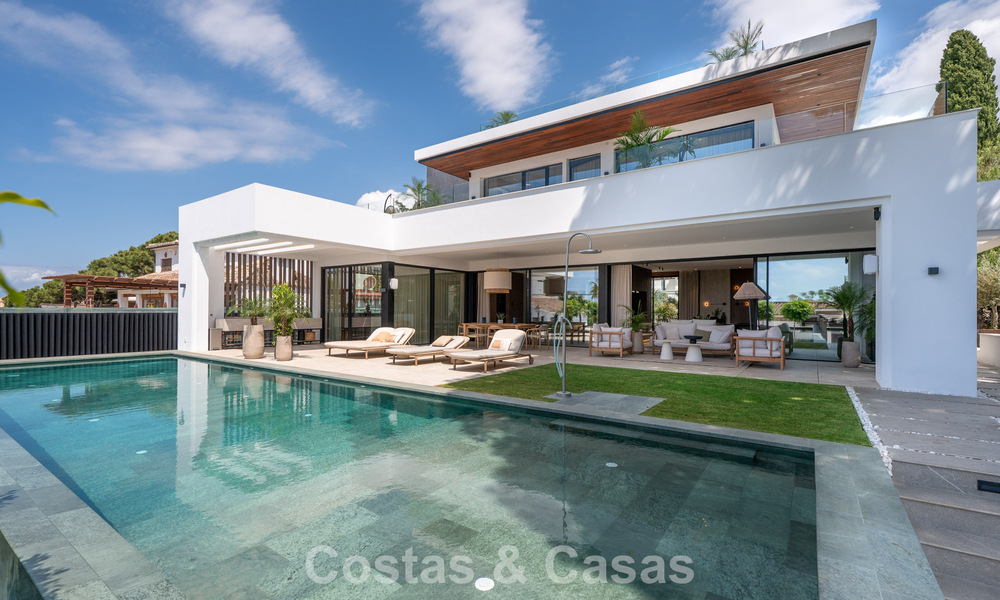 Villa haut de gamme en bord de plage avec toit-terrasse et jacuzzi avec vue sur la mer à vendre à l’est du centre de Marbella 799188