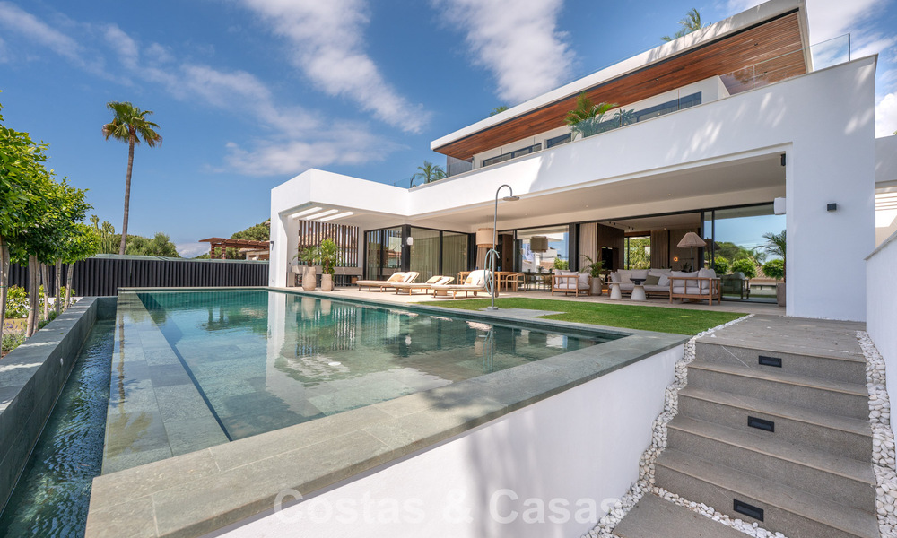 Villa haut de gamme en bord de plage avec toit-terrasse et jacuzzi avec vue sur la mer à vendre à l’est du centre de Marbella 799189