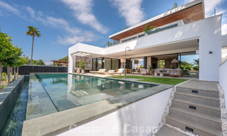 Villa haut de gamme en bord de plage avec toit-terrasse et jacuzzi avec vue sur la mer à vendre à l’est du centre de Marbella 799189 