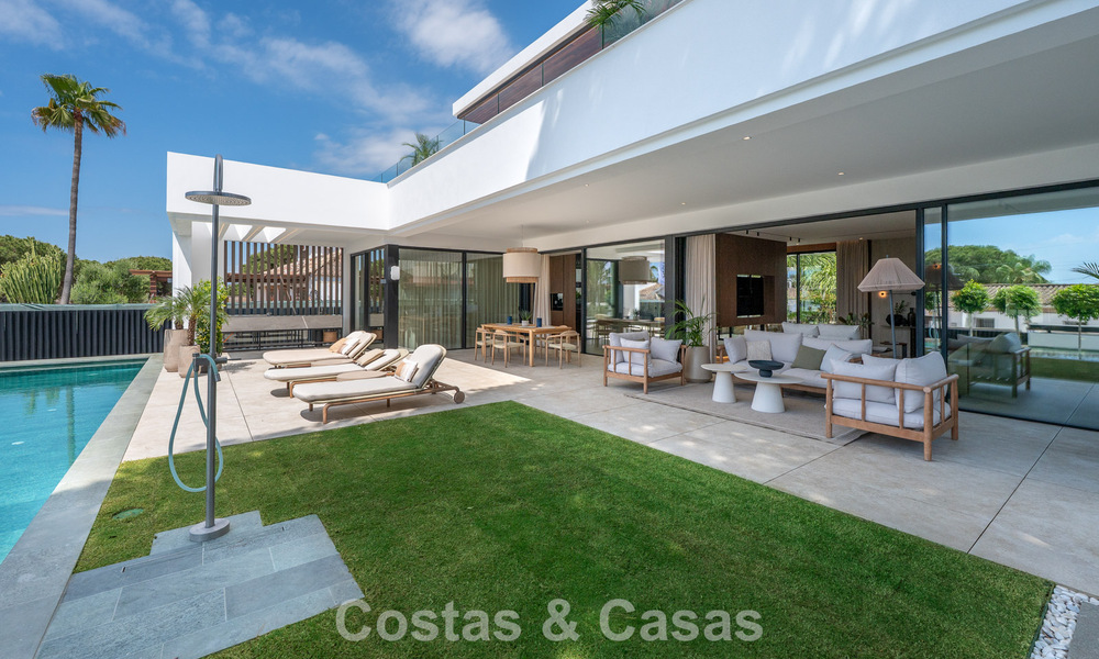 Villa haut de gamme en bord de plage avec toit-terrasse et jacuzzi avec vue sur la mer à vendre à l’est du centre de Marbella 799190