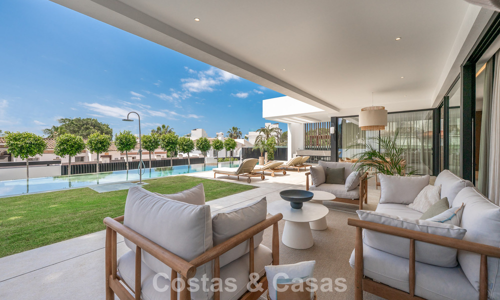 Villa haut de gamme en bord de plage avec toit-terrasse et jacuzzi avec vue sur la mer à vendre à l’est du centre de Marbella 799191