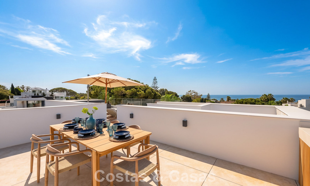 Villa haut de gamme en bord de plage avec toit-terrasse et jacuzzi avec vue sur la mer à vendre à l’est du centre de Marbella 799195