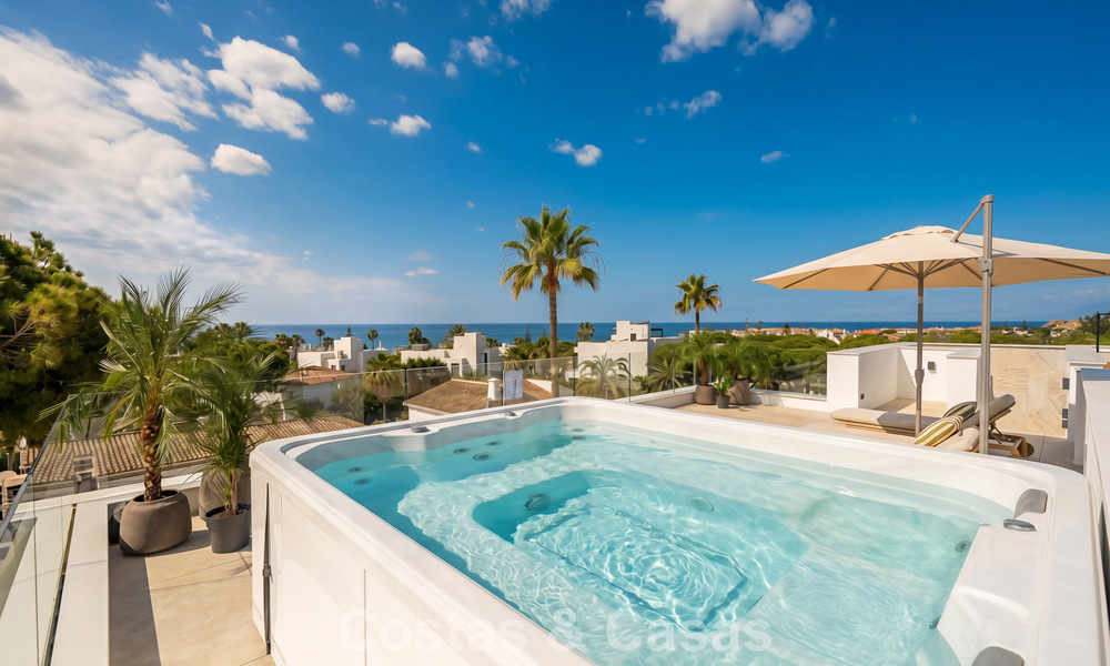 Villa haut de gamme en bord de plage avec toit-terrasse et jacuzzi avec vue sur la mer à vendre à l’est du centre de Marbella 799196