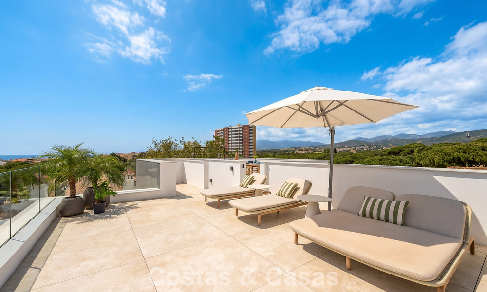 Villa haut de gamme en bord de plage avec toit-terrasse et jacuzzi avec vue sur la mer à vendre à l’est du centre de Marbella 799197