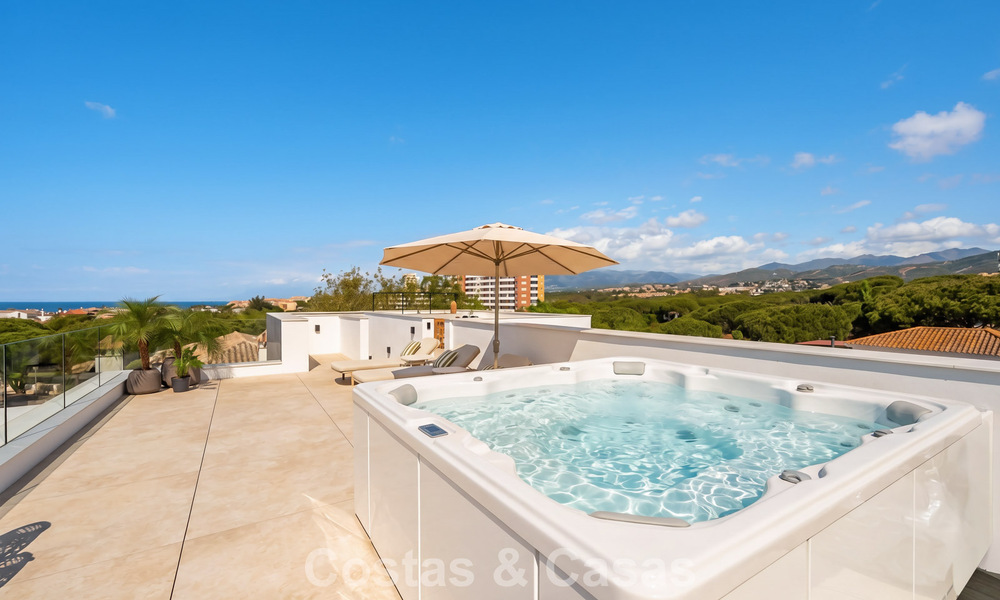 Villa haut de gamme en bord de plage avec toit-terrasse et jacuzzi avec vue sur la mer à vendre à l’est du centre de Marbella 799198