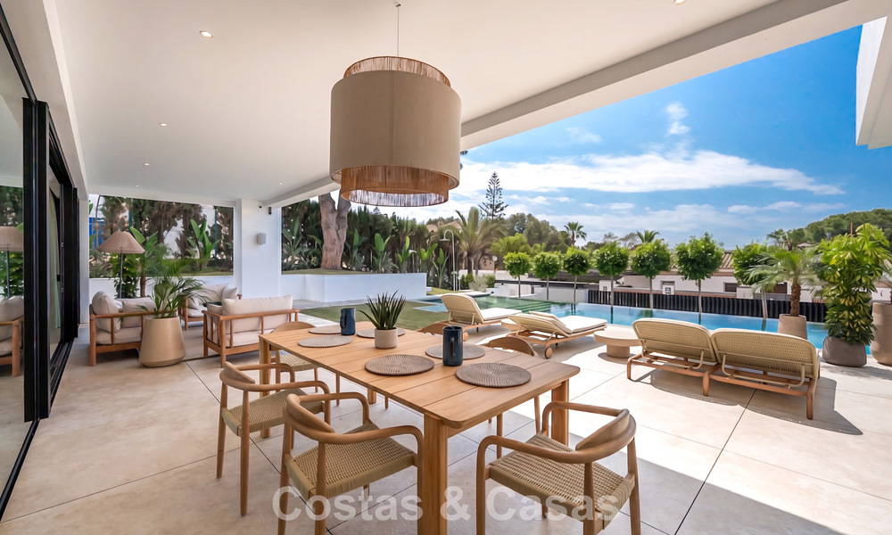Villa haut de gamme en bord de plage avec toit-terrasse et jacuzzi avec vue sur la mer à vendre à l’est du centre de Marbella 799200
