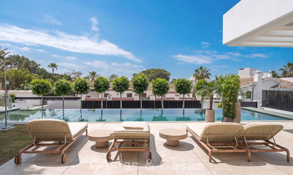 Villa haut de gamme en bord de plage avec toit-terrasse et jacuzzi avec vue sur la mer à vendre à l’est du centre de Marbella 799201