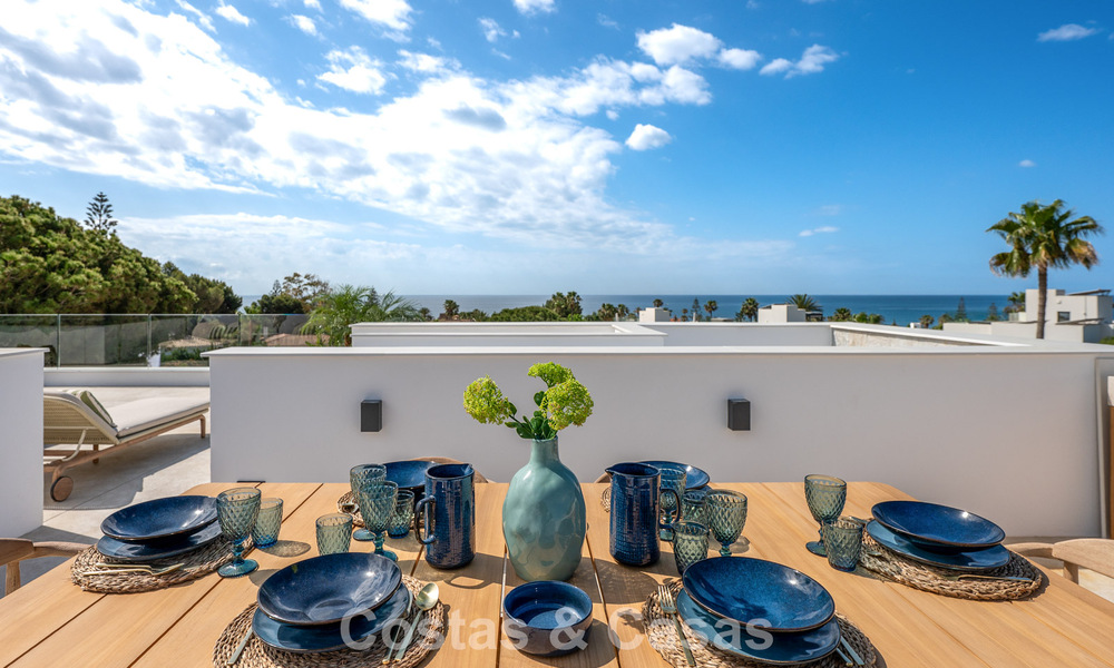 Villa haut de gamme en bord de plage avec toit-terrasse et jacuzzi avec vue sur la mer à vendre à l’est du centre de Marbella 799203