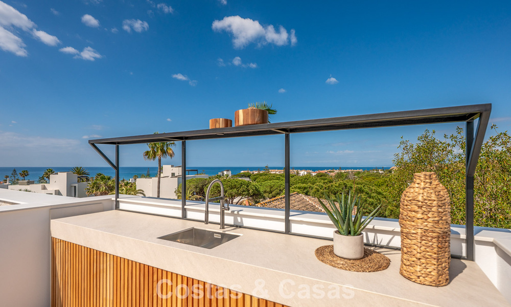 Villa haut de gamme en bord de plage avec toit-terrasse et jacuzzi avec vue sur la mer à vendre à l’est du centre de Marbella 799204